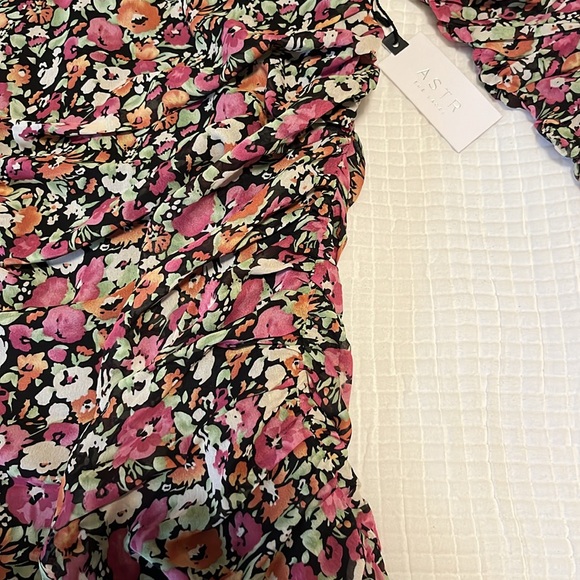 ASTR Rouched Dress - Picture 2 of 5